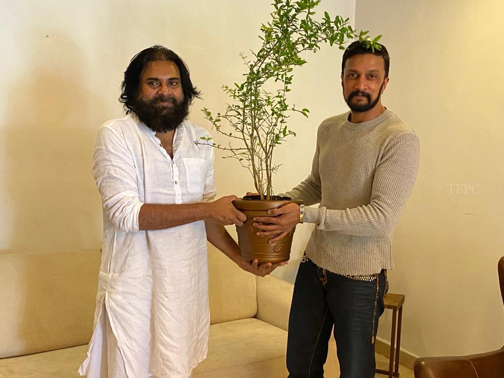 కిచ్చ సుదీప్- పవన్ కళ్యాణ్ ఫొటోస్