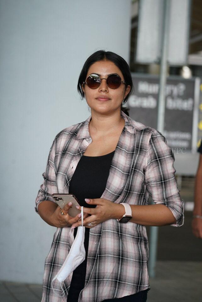 పూర్ణ ఎయిర్పోర్ట్ లుక్ ఫొటోస్