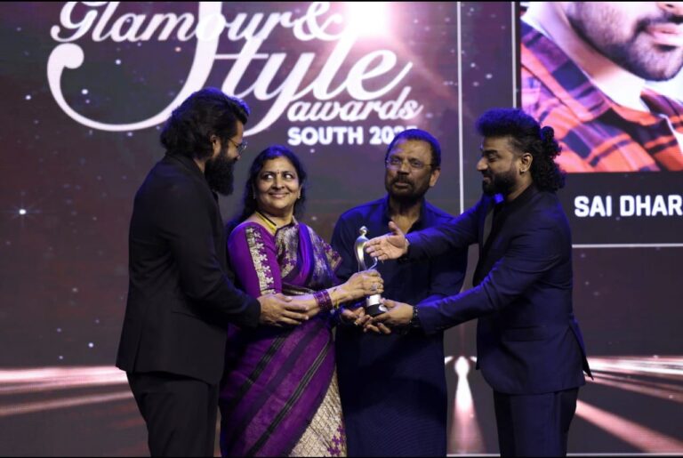 తల్లి చేతుల మీదుగా అవార్డులను అందుకున్న సాయి దుర్గ తేజ్