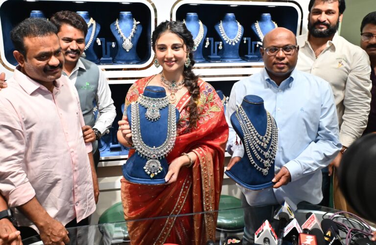 విజయనగరం లో గోయాజ్‌ సిల్వర్‌ జ్వువెలరీ షోరూం ప్రారంభించిన సినీనటి రితికా నాయక్