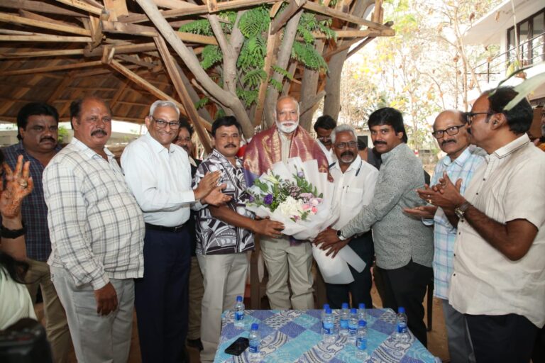 చదలవాడ శ్రీనివాసరావు తో ఫిల్మ్ క్రిటిక్స్ అసోసియేషన్ నూతన కార్యవర్గం ఆత్మీయ సమావేశం
