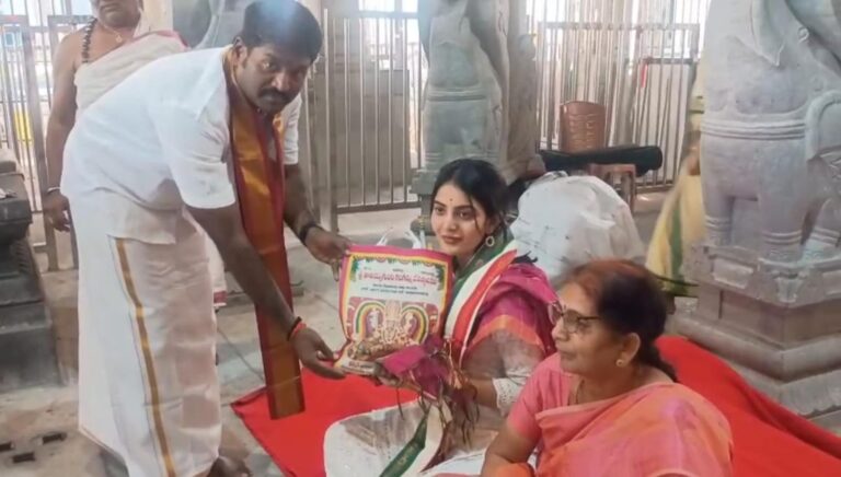 హీరోయిన్ అనన్య నాగళ్ళకు తీర్థ ప్రసాదాలు అందచేసిన తాతయ్యగుంట అమ్మవారి గుడి చైర్మన్ మహేష్ యాదవ్