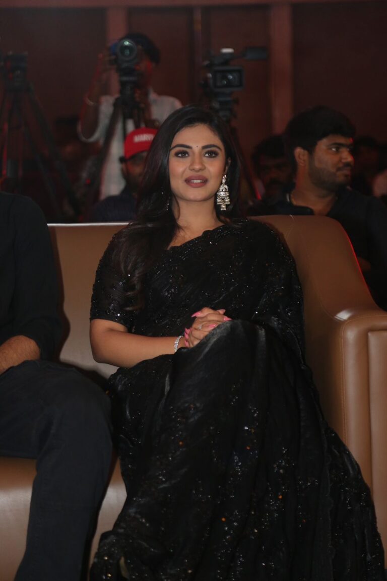 వరుస హిట్లతో క్రేజీ హీరోయిన్ గా దూసుకుపోతున్న నయన్ సారిక