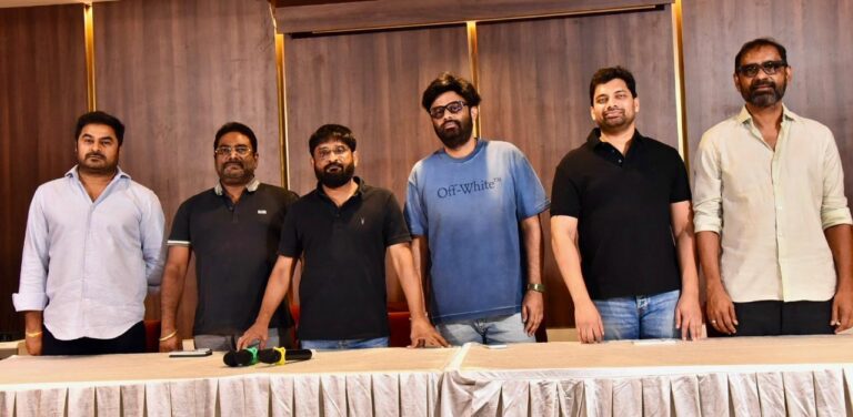 డిస్ట్రిబ్యూటర్లకు, నిర్మాతలకు కూడా సమస్యలు ఉన్నాయి. సినిమా నడిస్తేనే మనందరం నడుస్తాం: తెలుగు సినీ నిర్మాతలు