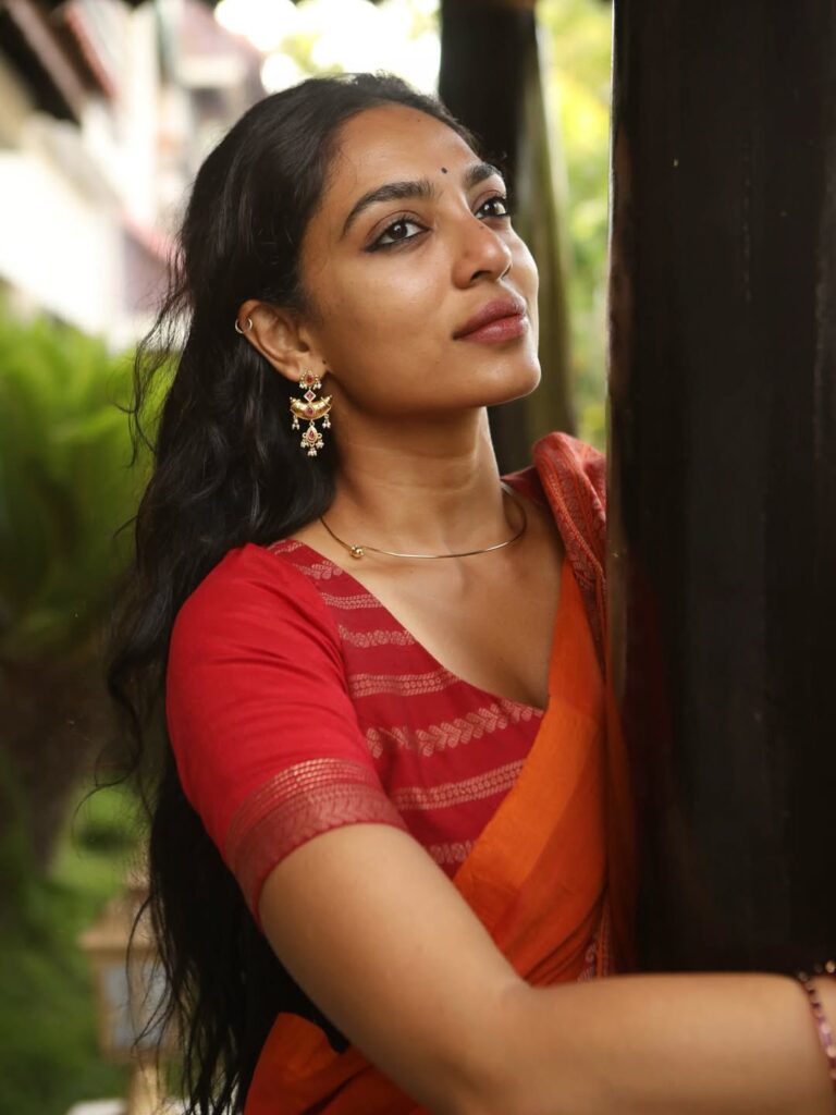 సోభిత ధూళిపాళ్ల ప్రత్యేకతే ఆమె విజయ రహస్యం