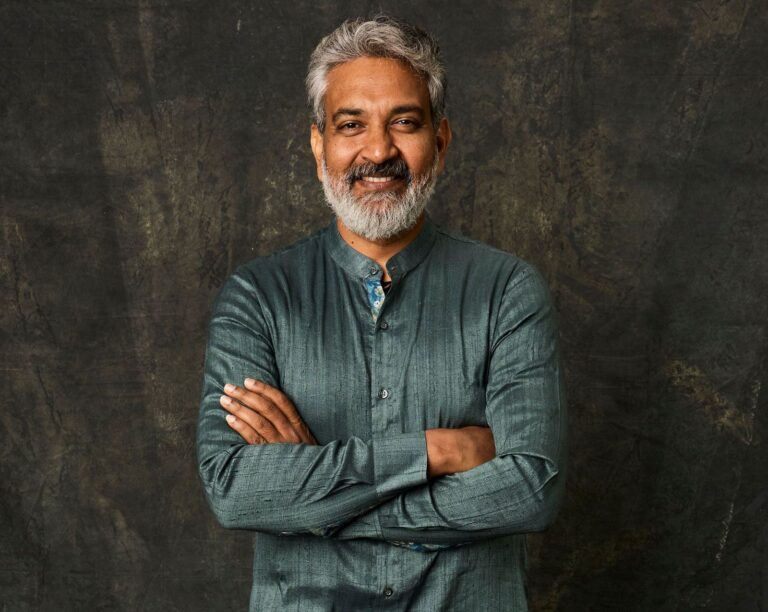 ‘సింగ్ గీతం’ తొలి టికెట్ కొనుగోలు చేసిన ఎస్.ఎస్. రాజమౌళి