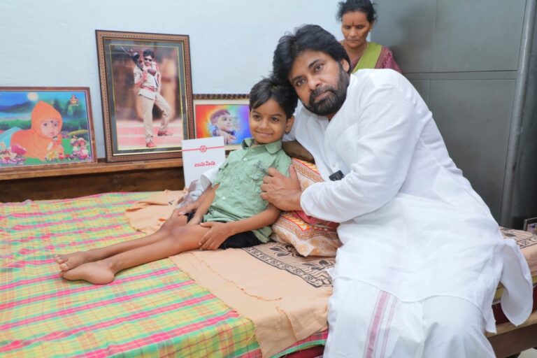 హనుమకొండలోని అభిమానిని కలిసిన ఆంధ్రప్రదేశ్ డిప్యూటీ సీఎం పవన్ కళ్యాణ్