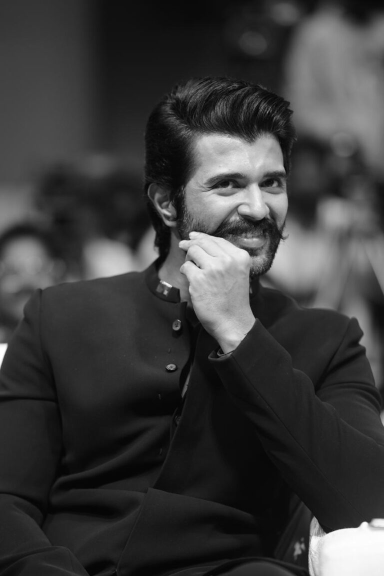 చిత్ర పరిశ్రమలో 10 ఏళ్ల  కెరీర్ పూర్తి చేసుకున్న హీరో విజయ్ దేవరకొండ