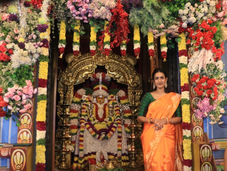 పాతబస్తీ మీరాలం మండి శ్రీ మహంకాళేశ్వర ఆలయంలో బంగారు బోనం ఎత్తిన సినీ నటి, నిర్మాత నిహారిక కొణిదెల