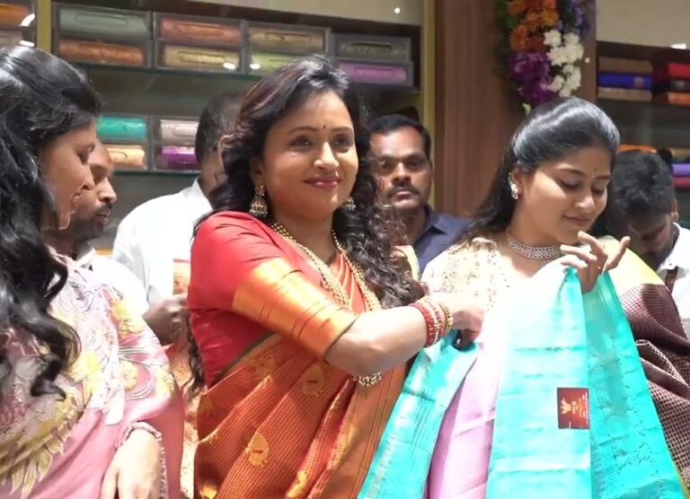 జడ్చర్లలో ఘనంగా “గరుడ వస్త్ర సిల్క్స్” ప్రారంభోత్సవం