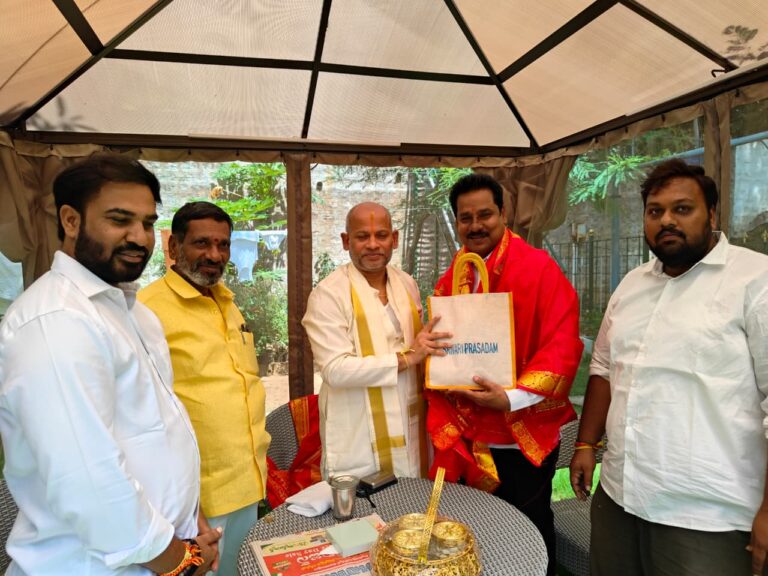 టీటీడీ చైర్మన్ బీఆర్ నాయుడు గారిని మర్యాదపూర్వకంగా కలిసి ఆశీర్వాదాలు తీసుకున్న టీటీడీ ఎస్విబిసి చైర్మన్ శ్రీధర్ వర్మ – టీటీడీ ఈఓ ముద్దాడ రవిచంద్ర, టీటీడీ తిరుపతి జేఈవో శరత్ గారిని కలిసి నియామక పత్రాన్ని అందుకున్న టీటీడీ ఎస్వీబీసీ చైర్మన్‌ శ్రీధర్ వర్మ – అడిషనల్ ఈఓ వెంకయ్య చౌదరి గారిని, టీటీడీ బోర్డు సభ్యులు సంతారావు గారిని మర్యాదపూర్వకంగా కలిసిన టీటీడీ ఎస్విబిసి చైర్మన్ శ్రీధర్ వర్మ