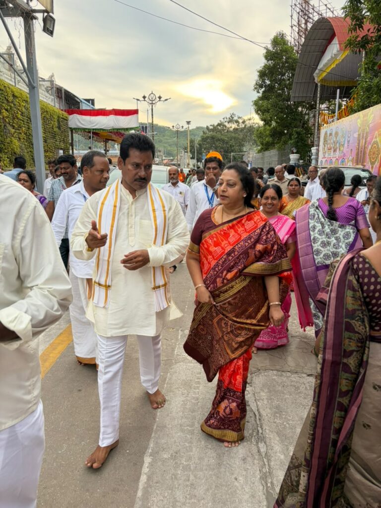 శ్రీవారి శాలకట్ల బ్రహ్మోత్సవాలలో నందమూరి బాలకృష్ణ సతీమణి వసుంధర