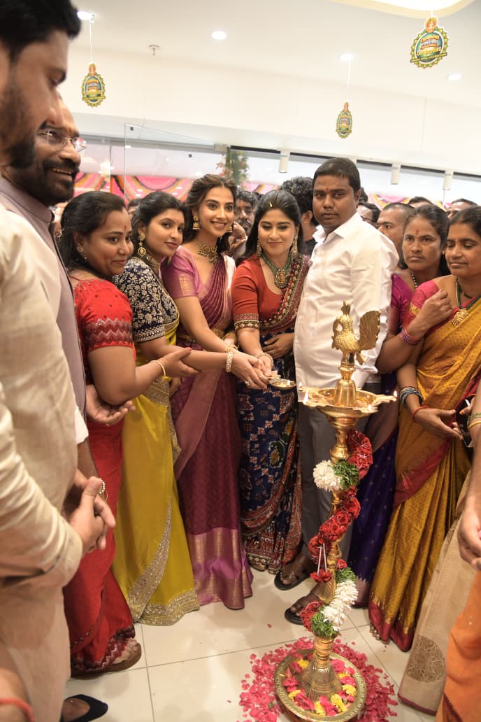 భువనగిరిలో సెప్టెంబర్ 21న ప్రారంభమైన గరుడ వస్త్ర సిల్క్స్