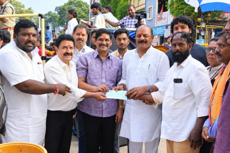 ఖైరతాబాద్‌ మహా గణపతిని దర్శించుకుని పూజలు చేసిన వేదవ్యాస్‌ సినిమా టీమ్