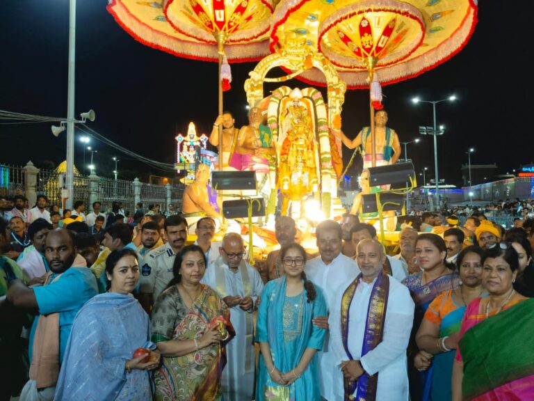 ఎస్విబిసి చైర్మన్ కుటుంబంతో శ్రీవారి సేవలో బాలకృష్ణ సతీమణి