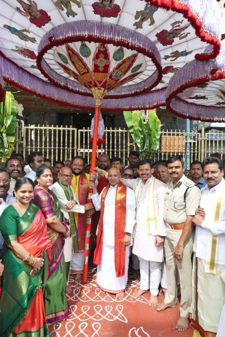 గరుడ సేవ కోసం తిరుమల చేరిన గొడుగులు