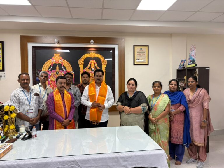 టిటిడి ఎస్వీబీసీ ఉద్యోగుల జీతాల విషయంలో చొరవ తీసుకొని గతంలో జీతాల ఇంక్రిమెంట్ పొందిన సందర్భంగా హర్షం వ్యక్తం చేసిన ఉద్యోగులు