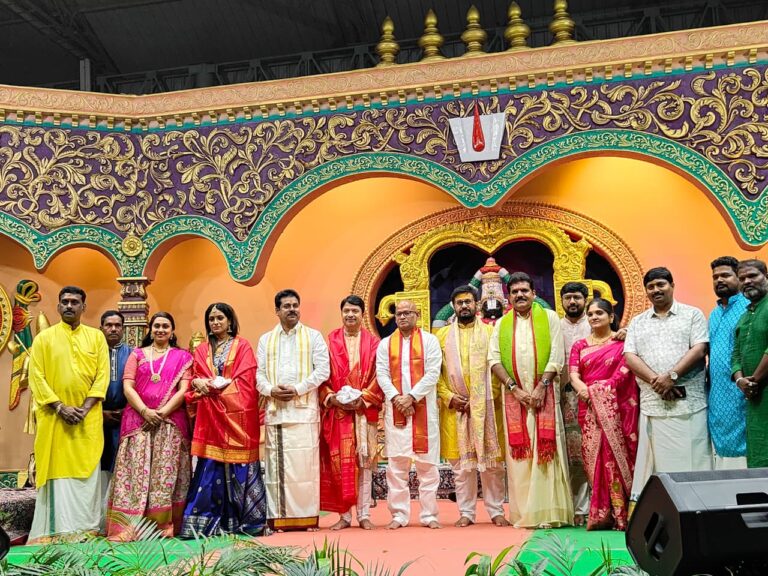 తిరుమలలో “నాద నీరాజనం” కార్యక్రమంలో పాల్గొన్న వారిని సన్మానించిన అడిషనల్ ఈవో వెంకయ్య చౌదరి, ఎస్విబిసి చైర్మన్ శ్రీధర్ వర్మ, టిటిడి బోర్డు మెంబర్ నన్నపనేని సదాశివరావు