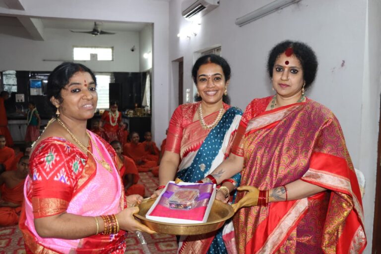 శ్రీ మహా సుబ్రహ్మణ్య వేదవేదాంగ విద్యాపీఠమ్ వస్త్ర పంపిణీ చేసిన నందమూరి మోహన రూపా, నందమూరి శ్రీమంతుని